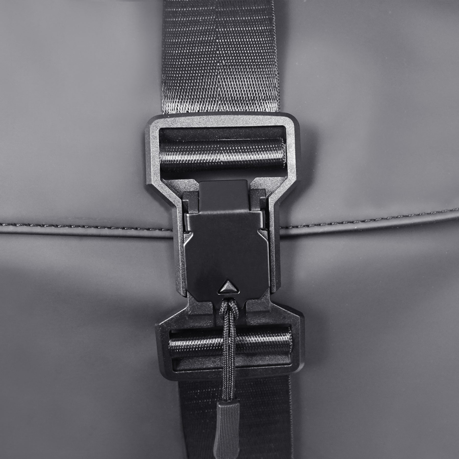 Y1 Explorer Roam Backpack: Black